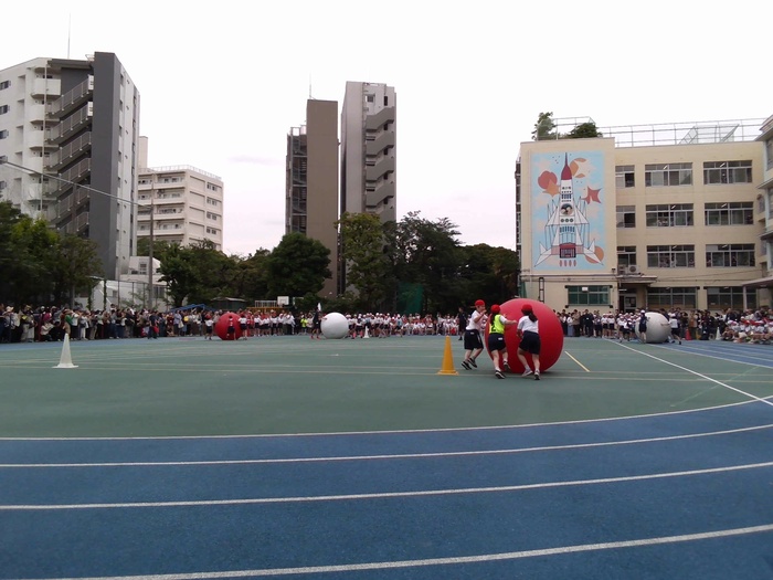 4年生が大玉リレーをしている様子