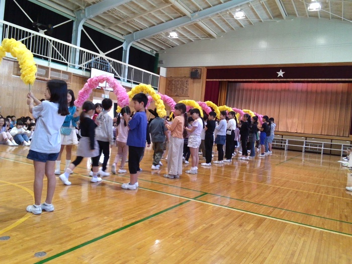 花のアーチで入場する様子