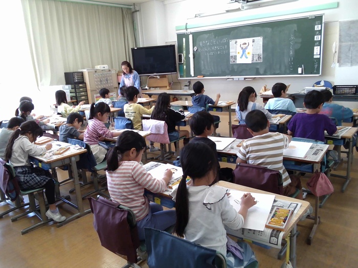 図工の先生と図工をしている様子