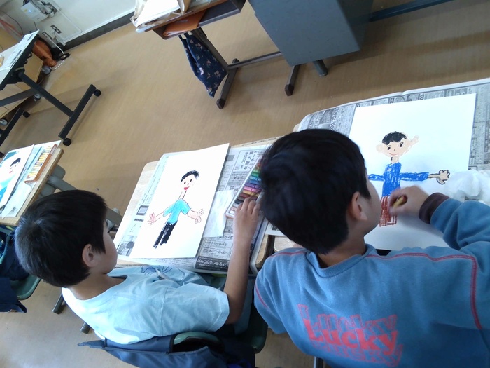 クレパスで絵を描く様子