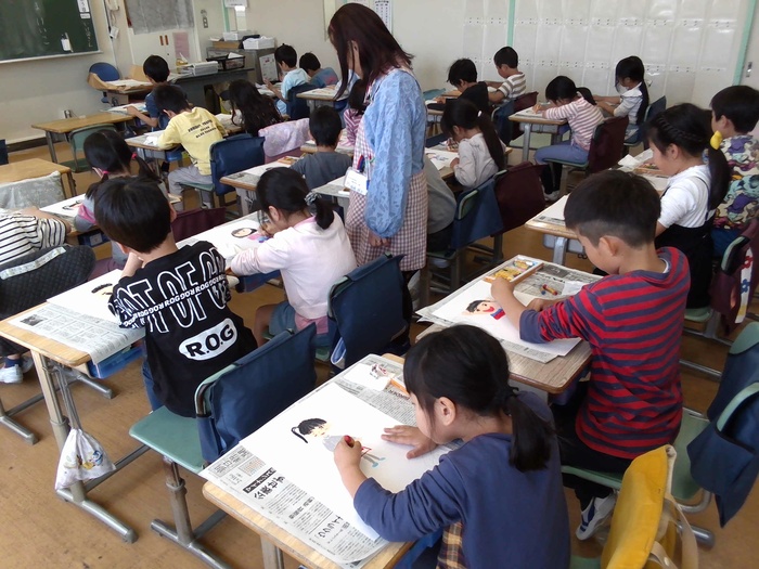 自分の絵を描いている様子