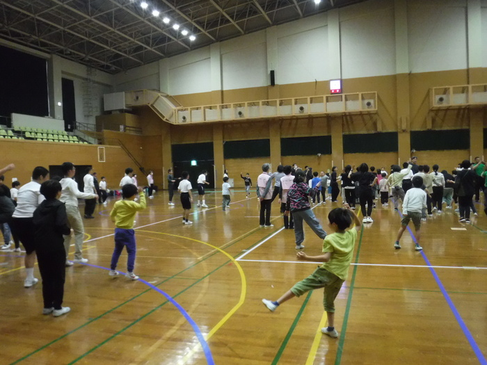 みんなでダンスを踊っているところ