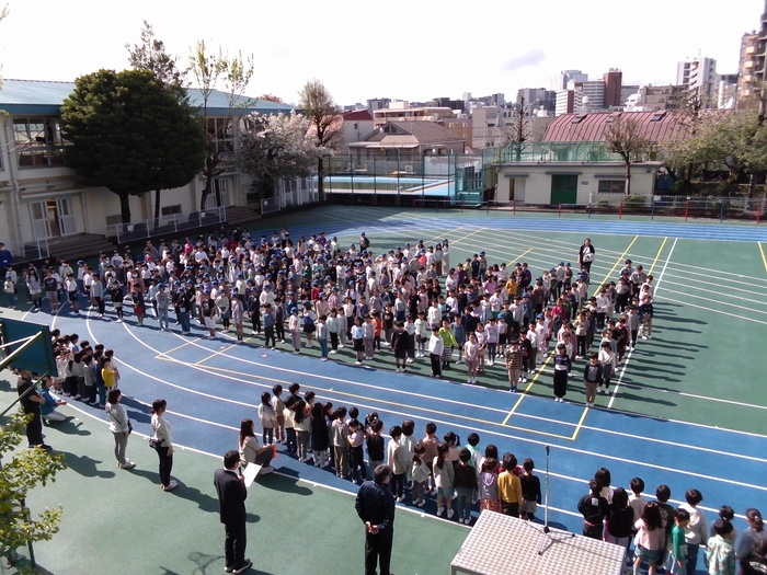 1年生が前で並んでいる様子