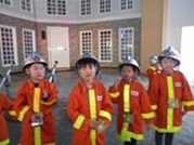 キッザニア東京消防士の仕事をしている写真