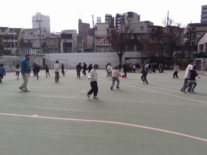 フランス学園の児童と楽しく遊んでいます。