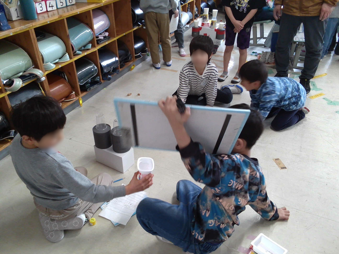 1・2年生がおもちゃで楽しんでいる様子1