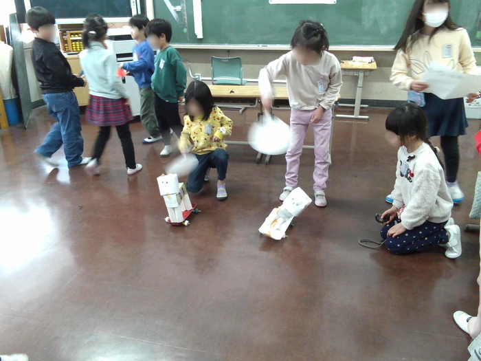 1・2年生がおもちゃで楽しんでいる様子2