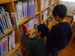 図書室で本を選んでいる写真