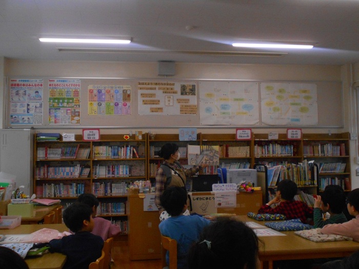 読み聞かせを聞いている写真