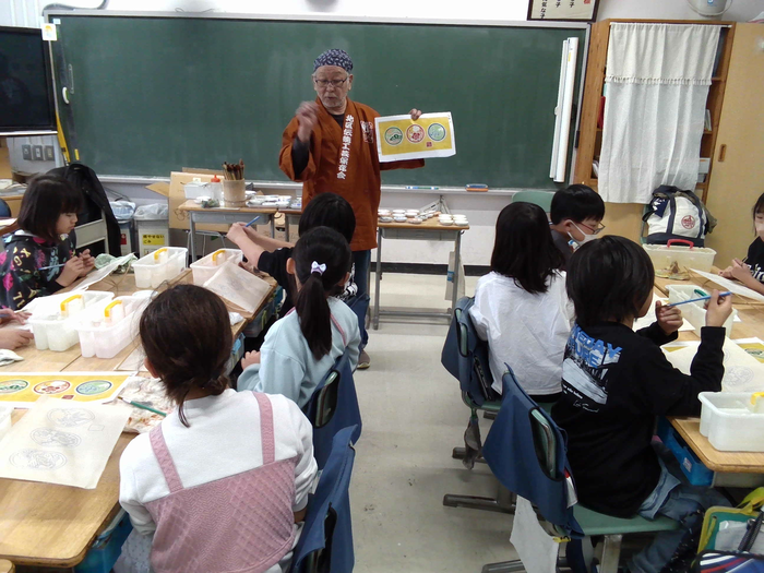 手描友禅染体験の様子1