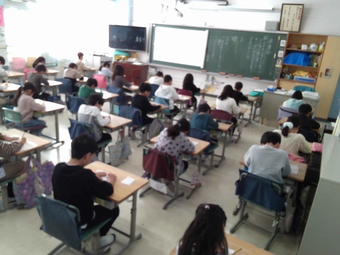 2年生が教室で席書会を実施している様子1