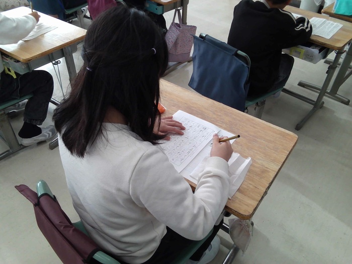 2年生が教室で席書会を実施している様子2