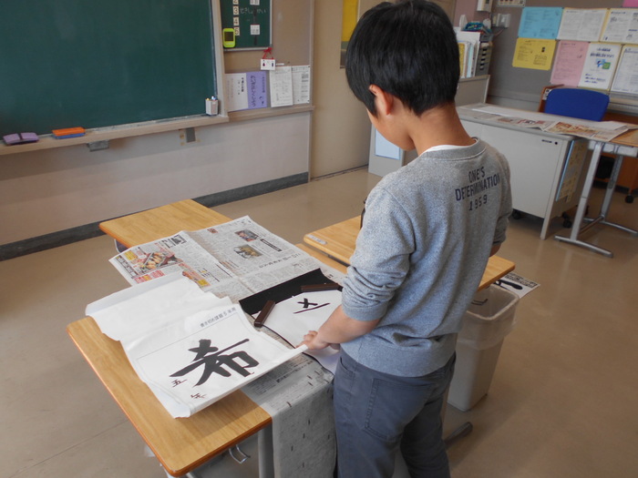 書初めをしている写真