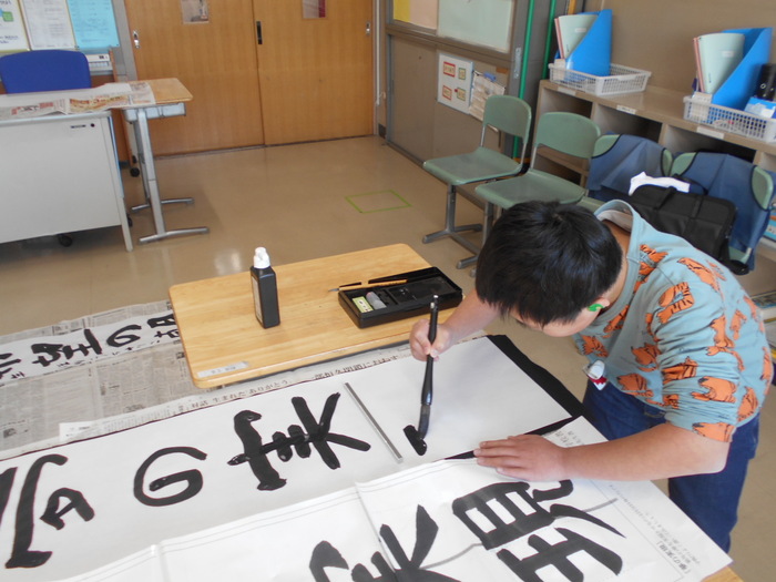 書初めをしている写真