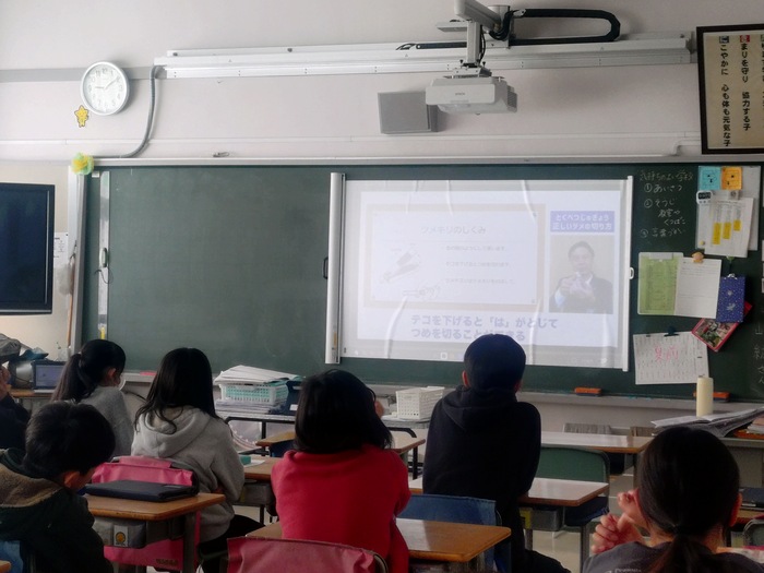 動画をみて爪の切り方を学んでいます