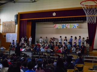 1年生が合唱奏きらきらぼしを演奏している写真