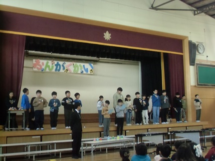 音楽会4組ハンドベル演奏写真