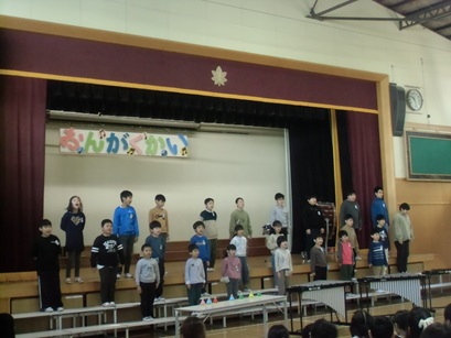 音楽会4組歌を歌っている写真