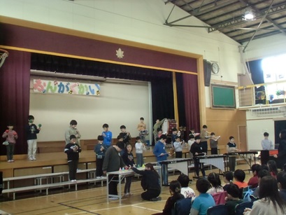 音楽会4組演奏をしている写真