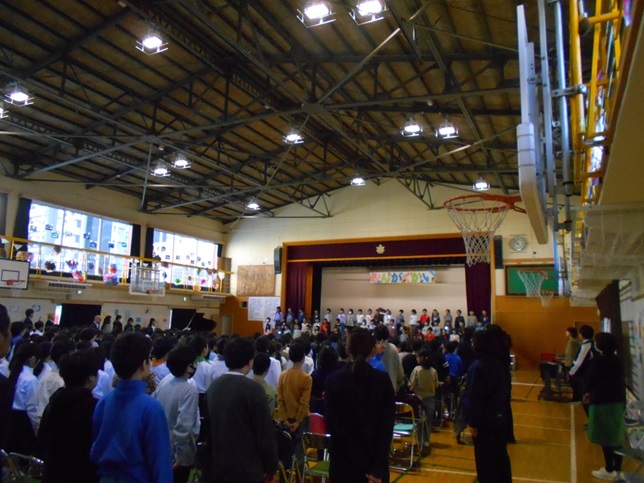 音楽会で全校合唱の写真