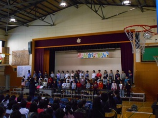 1年生が宇宙人に会えたらを歌っている写真