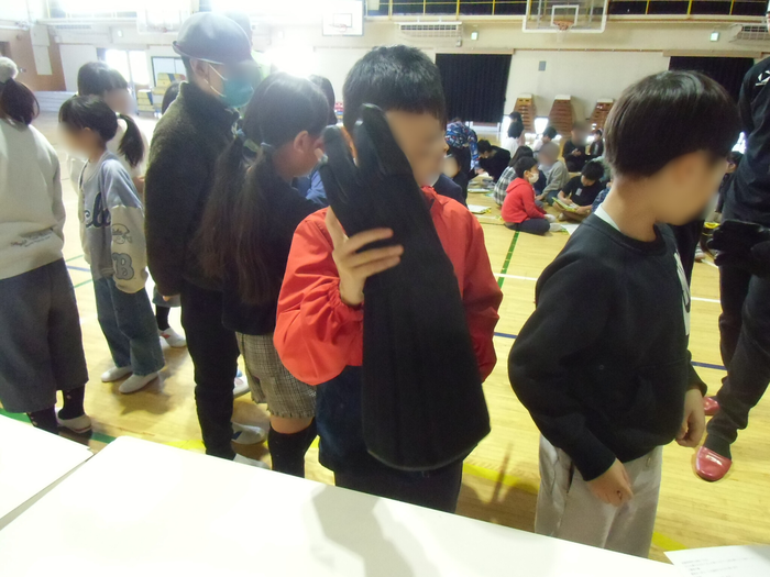 児童が装備品を触っている様子