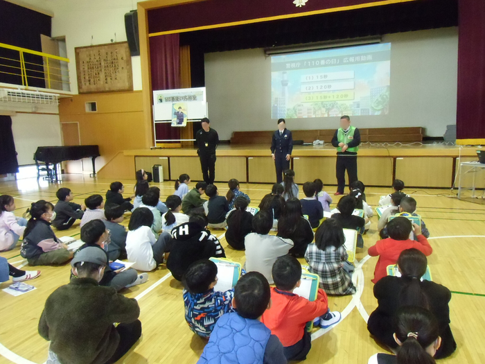 警察官のお話を聞いている様子