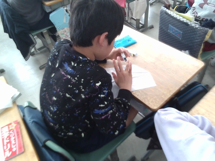 学んだことを活かして爪を切っています