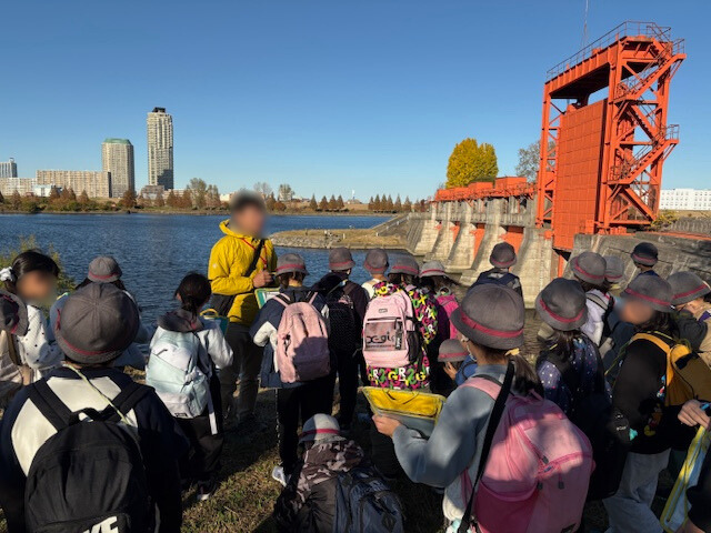 荒川の治水の説明を聞いている様子