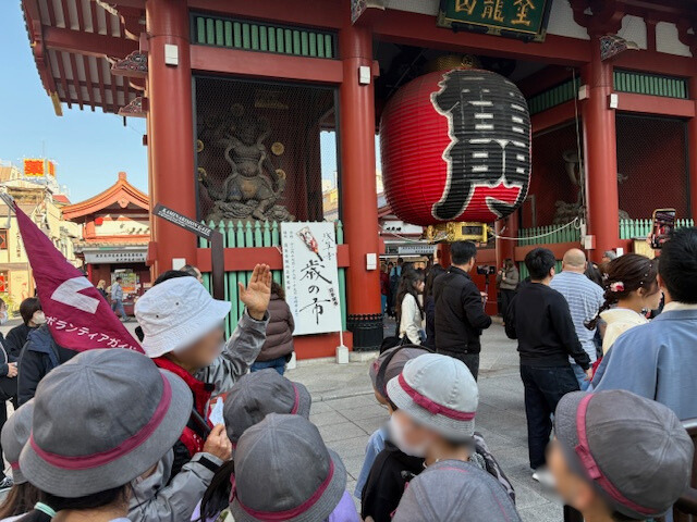 ボランティアガイドさんの説明を聞いている様子