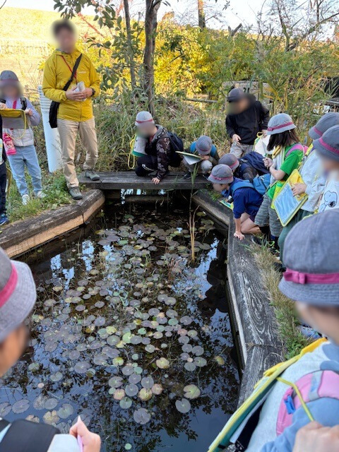 荒川の生き物の説明を聞いている様子