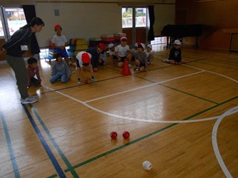 ボッチャをやっている児童写真