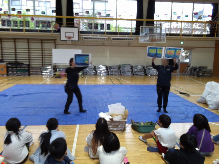 講師の説明を聞いている様子へ