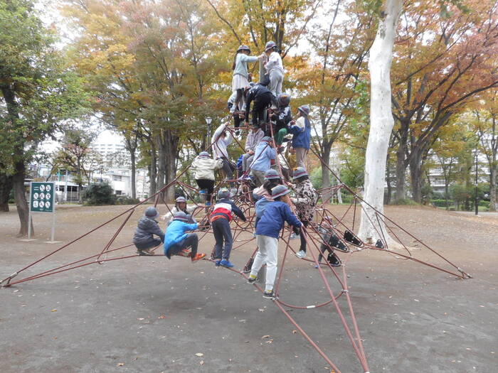 大きな遊具で遊んでいる様子