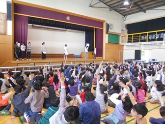 開校を祝う会での集会委員会発表写真