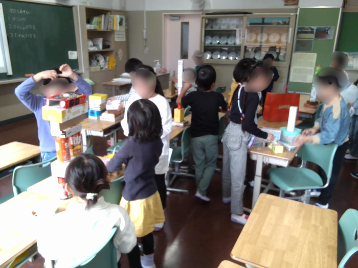 箱を高く積み上げている様子1