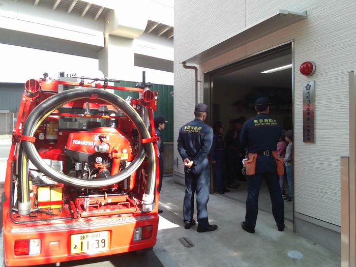 児童が消防団の方の説明を聞いている様子2