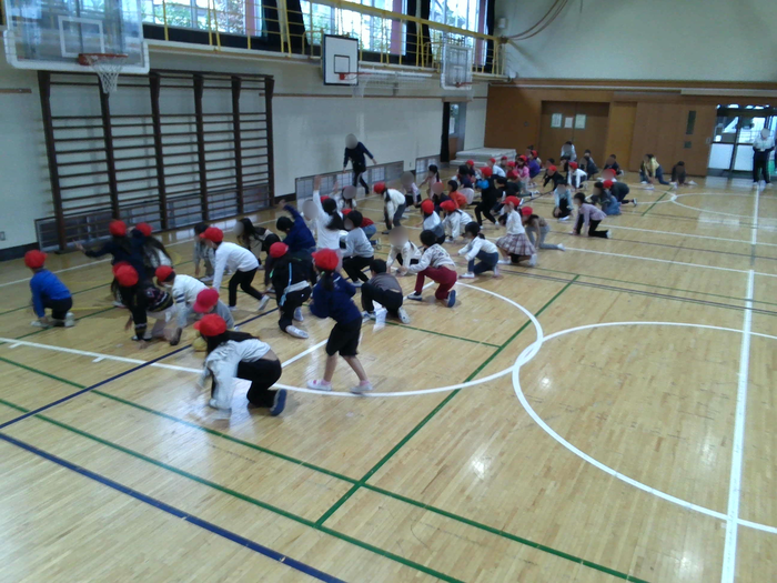 児童がダンスの練習を体育館で実施している様子