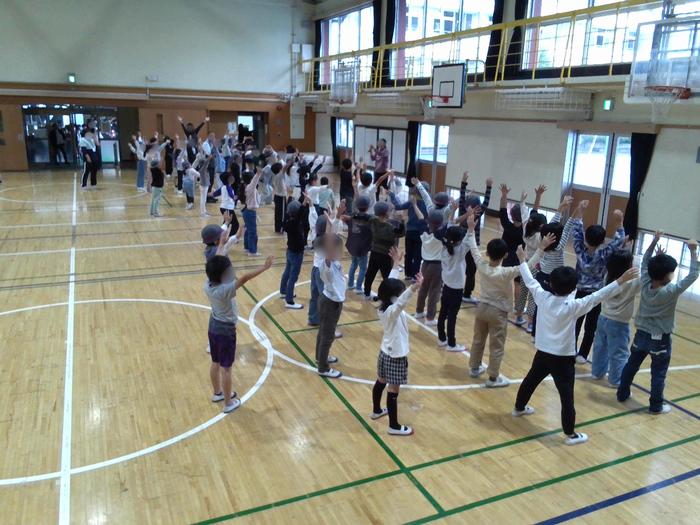 児童がダンスの練習を体育館で実施している様子