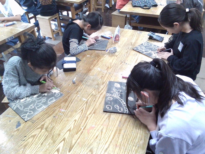 版画をほっている写真です