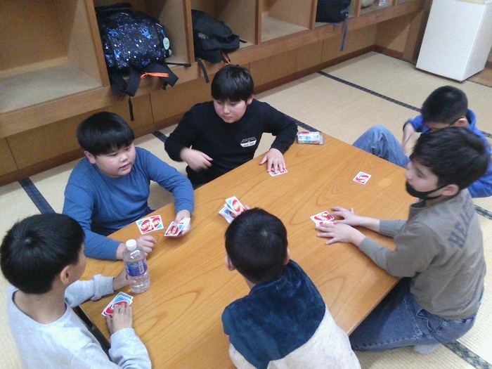 那須宿泊学習部屋でウノをやっている写真