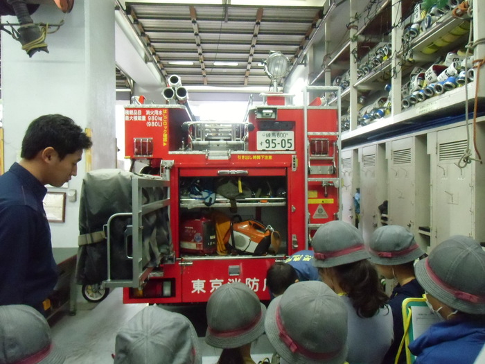 消防車の説明を受けている様子