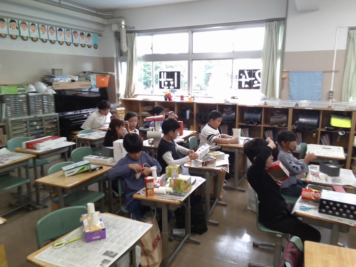 図工でロボットづくりをしている写真