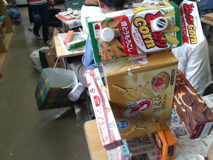 空き箱で作ったロボット作品