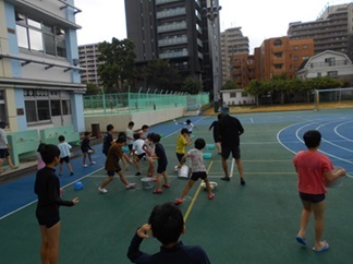 校庭で水遊びをしている写真