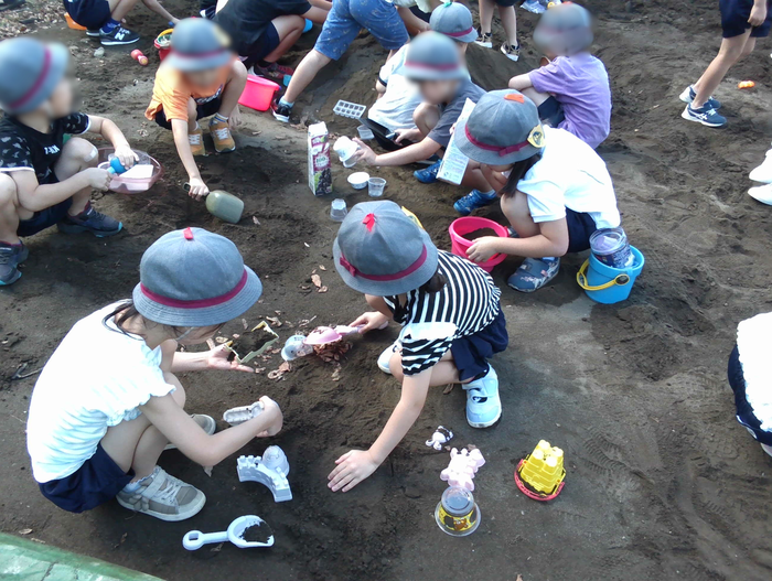 砂・泥遊びをしている様子