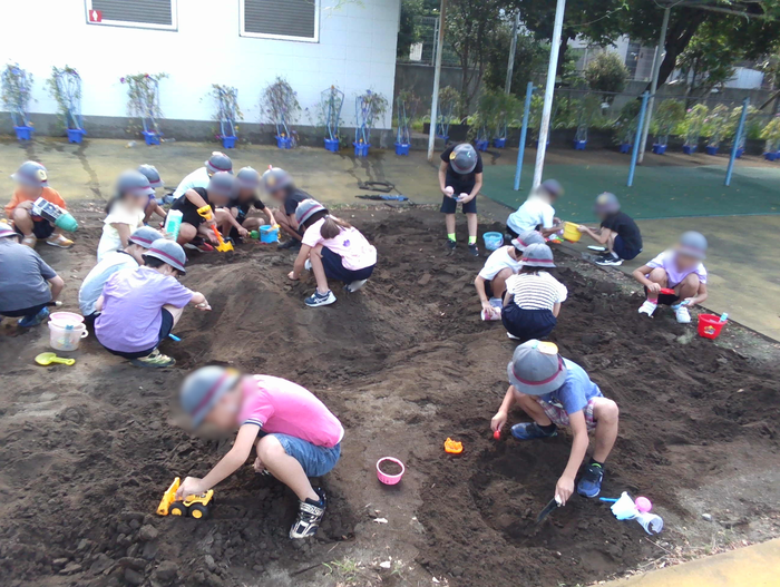 砂・泥遊びをしている様子
