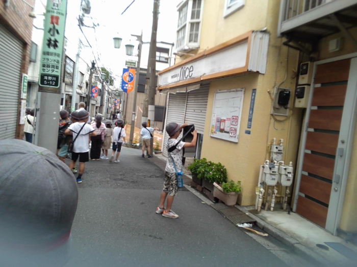 町中で情報を伝えているものを探している様子