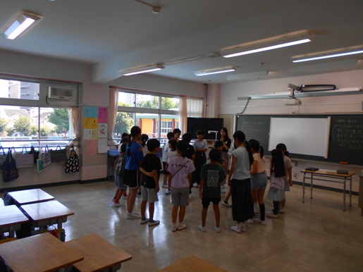 縦割り班でゲームで遊んでいる写真