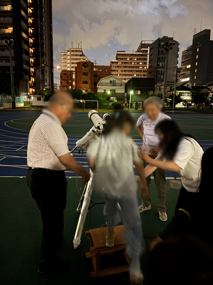 専門家の方と一緒に天体望遠鏡で確認している様子